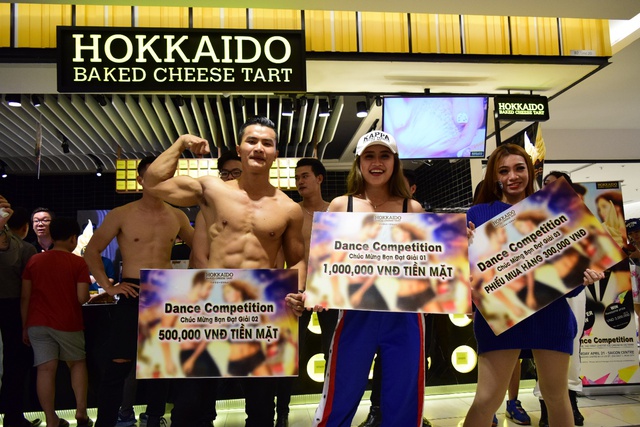 Dàn trai đẹp 6 múi gây náo loạn cửa hàng Hokkaido Baked Cheese Tart - Ảnh 12.