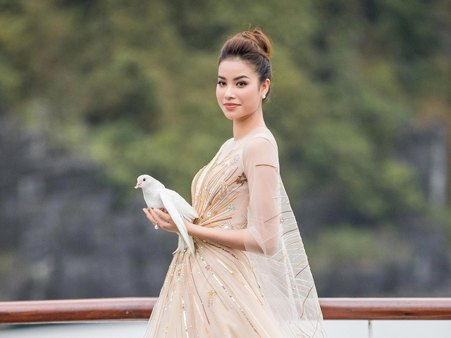 Hoa hậu Phạm Hương, Minh Triệu nổi bật với trang sức ngọc trai tại show diễn của NTK L&ecirc; Thanh H&ograve;a - Ảnh 1.