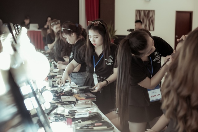 Đột nhập makeup room của cuộc thi “Miss Sea Vietnam Global 2018” - Ảnh 4.