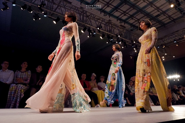 Trải nghiệm Tuần lễ thời trang Vietnam International Fashion Week qua lăng kính X-A5 - Ảnh 1.
