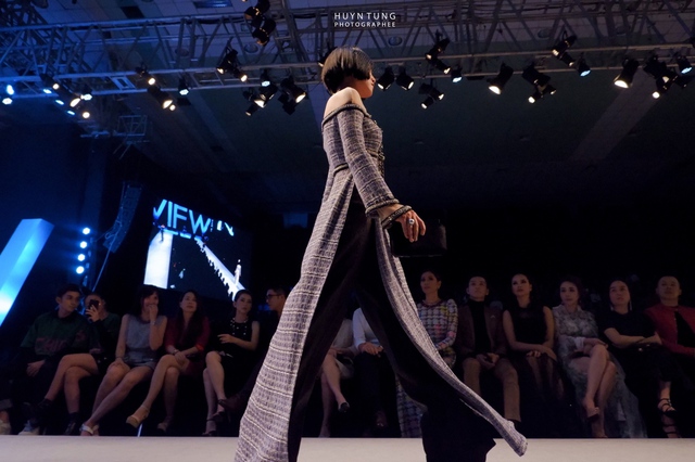 Trải nghiệm Tuần lễ thời trang Vietnam International Fashion Week qua lăng kính X-A5 - Ảnh 2.
