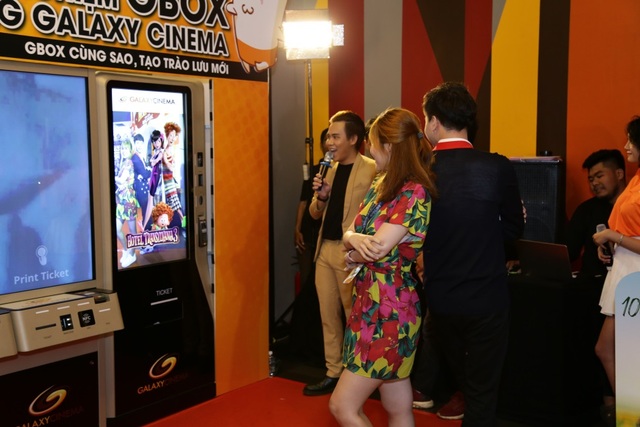Trịnh Thăng Bình tạo dáng siêu ngầu khi mua vé xem phim cùng fan - Ảnh 3.