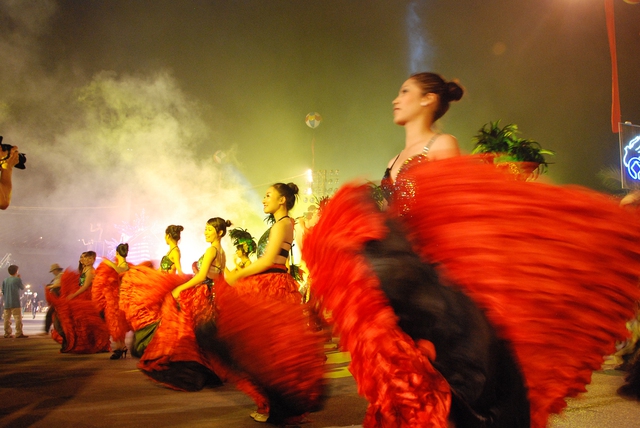 Đạo diễn Phạm Ho&agrave;ng Nam tham vọng biến vịnh Hạ Long trở th&agrave;nh s&acirc;u khấu khổng lồ của Carnaval 2018 - Ảnh 2.