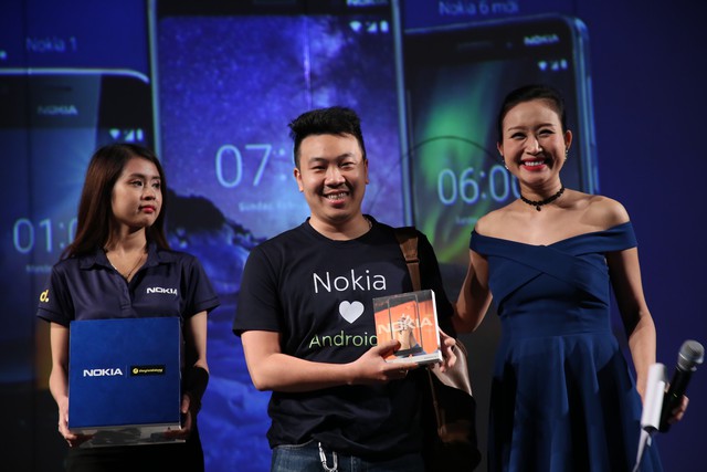 Đừng n&oacute;i Nokia hết thời khi chưa thấy fan nườm nượp xếp h&agrave;ng trải nghiệm sản phẩm mới - Ảnh 3.