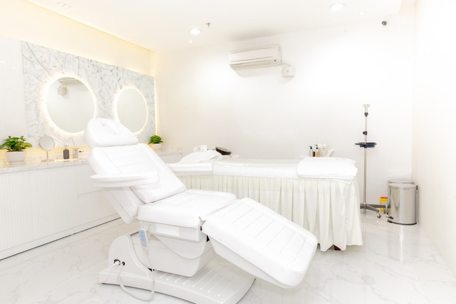 &Aacute; hậu T&uacute; Anh rạng rỡ khoe sắc trong vai tr&ograve; đại sứ thương hiệu l&agrave;m đẹp - Ảnh 4.