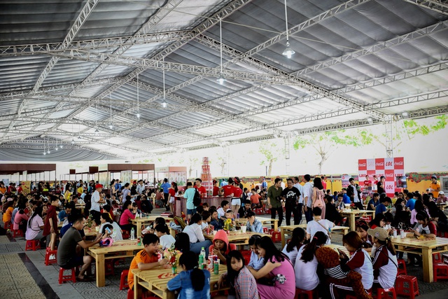 Hàng ngàn bạn trẻ “oanh tạc” lễ hội ẩm thực đường phố Đà Nẵng - Ảnh 2.
