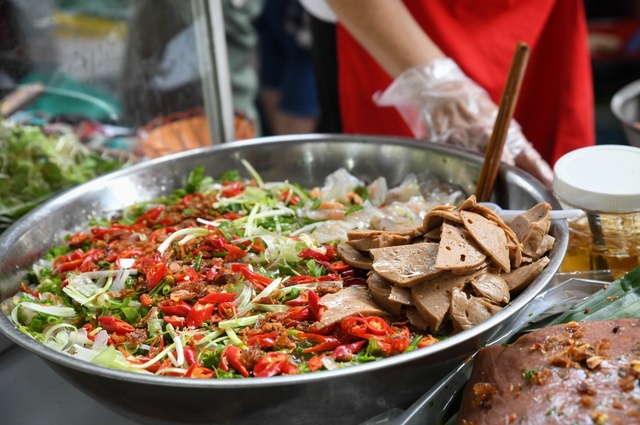 Hàng ngàn bạn trẻ “oanh tạc” lễ hội ẩm thực đường phố Đà Nẵng - Ảnh 4.
