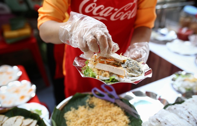 Hàng ngàn bạn trẻ “oanh tạc” lễ hội ẩm thực đường phố Đà Nẵng - Ảnh 5.
