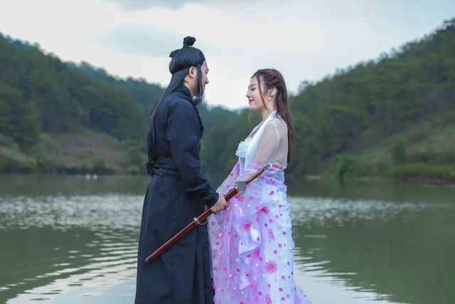 Châu Khải Phong làm phim ngắn ca nhạc Ngắm hoa lệ rơi - Ảnh 3.