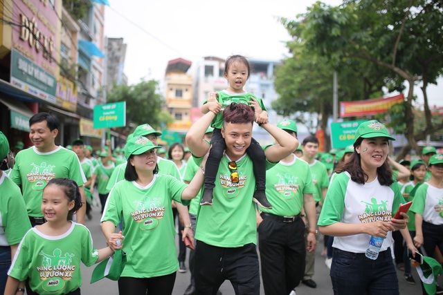 Cùng ngắm khoảnh khắc cha con diễn viên Hồng Đăng vui vẻ tại Ngày hội đi bộ - Ảnh 2.