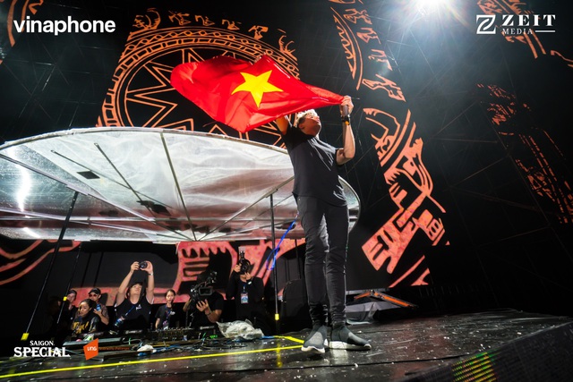 Gần 20.000 khán giả Hà Nội vỡ òa trong âm nhạc đầy cảm xúc của Above&Beyond - Ảnh 5.