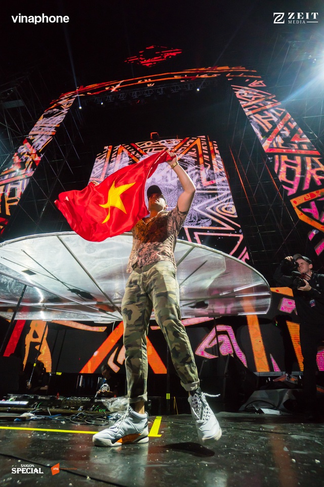 Gần 20.000 khán giả Hà Nội vỡ òa trong âm nhạc đầy cảm xúc của Above&Beyond - Ảnh 7.