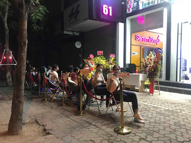 Bật m&iacute; nguy&ecirc;n nh&acirc;n khiến h&agrave;ng trăm c&ocirc; g&aacute;i xếp h&agrave;ng shopping trước Sammi Shop Th&aacute;i H&agrave; - Ảnh 2.