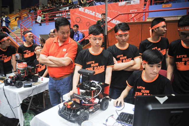 Sinh viên 6 trường đại học hàng đầu Việt Nam đua công nghệ tự hành tại chung kết Cuộc đua số - Ảnh 1.