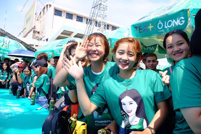 Giới trẻ cuồng nhiệt c&ugrave;ng loạt sao Việt rủ nhau thực hiện thử th&aacute;ch &ldquo;Đi tr&ecirc;n nước&rdquo; - Ảnh 2.
