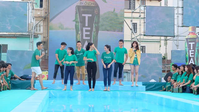 Giới trẻ cuồng nhiệt cùng loạt sao Việt rủ nhau thực hiện thử thách “Đi trên nước” - Ảnh 4.