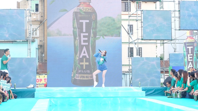 Giới trẻ cuồng nhiệt cùng loạt sao Việt rủ nhau thực hiện thử thách “Đi trên nước” - Ảnh 6.