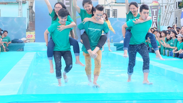 Giới trẻ cuồng nhiệt cùng loạt sao Việt rủ nhau thực hiện thử thách “Đi trên nước” - Ảnh 10.