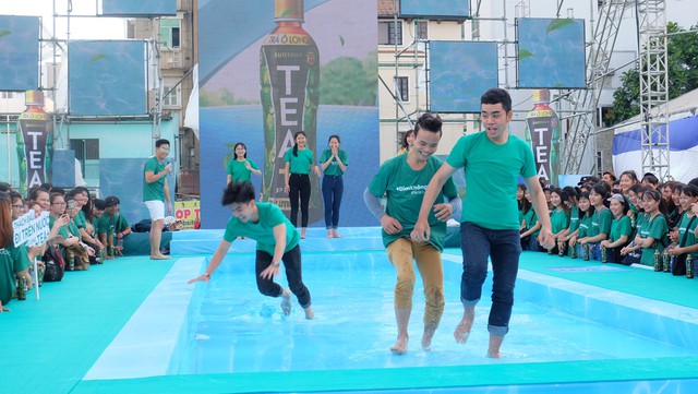 Giới trẻ cuồng nhiệt c&ugrave;ng loạt sao Việt rủ nhau thực hiện thử th&aacute;ch &ldquo;Đi tr&ecirc;n nước&rdquo; - Ảnh 11.