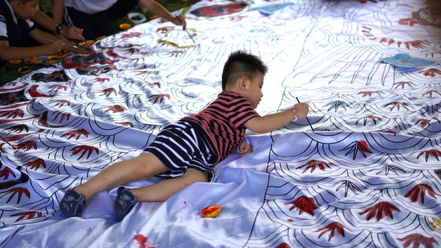 S&agrave;i G&ograve;n: Gần 100 bạn nhỏ chung tay trong 2 giờ để tạo n&ecirc;n cờ c&aacute; ch&eacute;p Koinobori d&agrave;i kỷ lục ở Việt Nam - Ảnh 2.