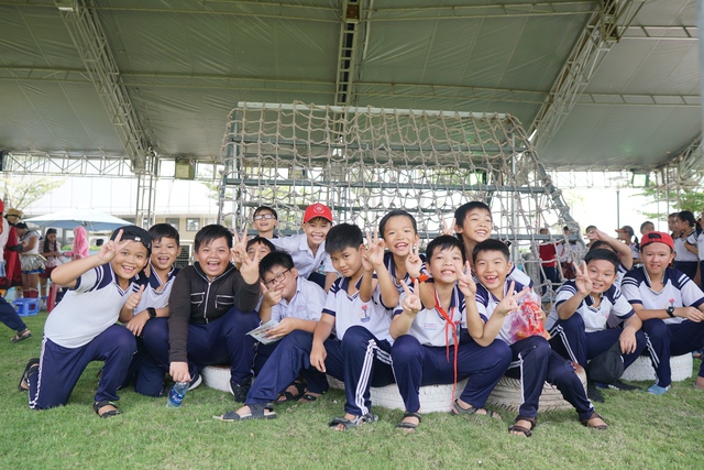 S&agrave;i G&ograve;n: Gần 100 bạn nhỏ chung tay trong 2 giờ để tạo n&ecirc;n cờ c&aacute; ch&eacute;p Koinobori d&agrave;i kỷ lục ở Việt Nam - Ảnh 7.