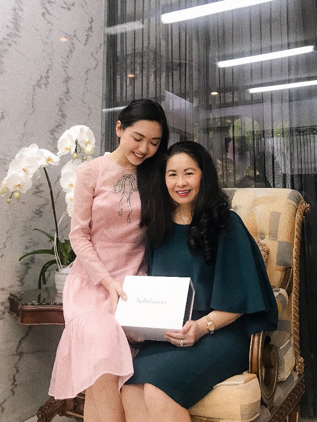 Bật m&iacute; mỹ phẩm m&agrave; Ho&agrave;ng Oanh, M&acirc;u Thuỷ, Ph&iacute; Phương Anh v&agrave; d&agrave;n sao tặng mẹ nh&acirc;n Ng&agrave;y của Mẹ - Ảnh 6.