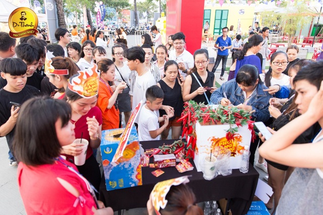Lễ hội phố ẩm thực h&agrave;ng n&oacute;ng khiến kh&aacute;n giả Đ&agrave; Nẵng &ldquo;tươi kh&ocirc;ng cần tưới&rdquo; - Ảnh 1.