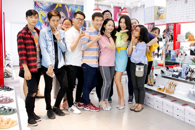 B&iacute;ch Phương c&ugrave;ng fan rồng rắn k&eacute;o nhau gh&eacute; cửa h&agrave;ng Juno t&igrave;m &ldquo;B&ugrave;a Y&ecirc;u&rdquo; tho&aacute;t ế - Ảnh 1.