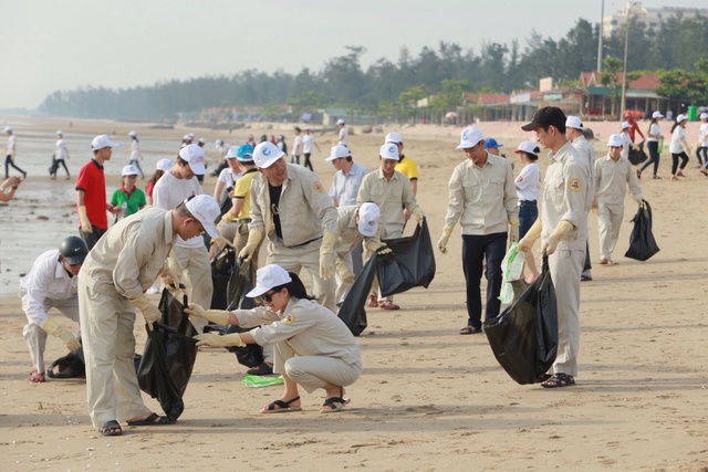 Giới trẻ Cửa L&ograve; khởi động chiến dịch &ldquo;Biển Việt Nam xanh&rdquo; - Ảnh 5.