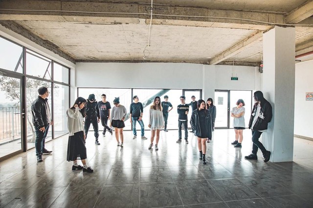 Trường nh&agrave; người ta chụp ảnh kỷ yếu vừa đẹp vừa chất thế n&agrave;y cơ m&agrave; - Ảnh 7.