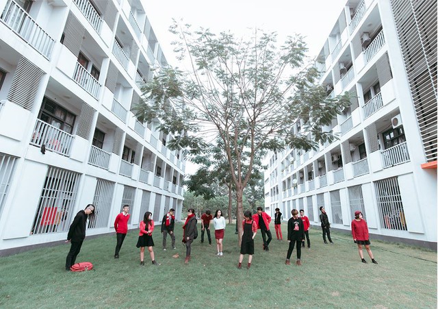 Trường nh&agrave; người ta chụp ảnh kỷ yếu vừa đẹp vừa chất thế n&agrave;y cơ m&agrave; - Ảnh 8.