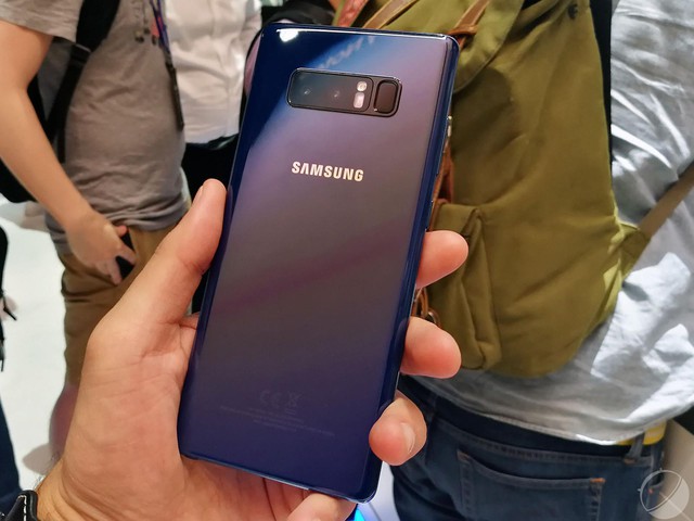 Mang Galaxy Note8 đi họp để sếp nh&igrave;n m&igrave;nh với một &aacute;nh mắt kh&aacute;c - Ảnh 1.
