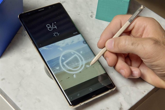 Mang Galaxy Note8 đi họp để sếp nh&igrave;n m&igrave;nh với một &aacute;nh mắt kh&aacute;c - Ảnh 2.