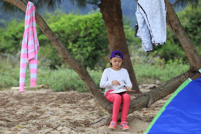 &ldquo;Bố ơi m&igrave;nh đi đ&acirc;u thế&rdquo; tập 41: Bị ng&atilde; trầy ch&acirc;n khi m&uacute;a l&acirc;n, bố Ph&uacute;c giục gi&atilde; mọi người đi t&igrave;m kiếm bố Lộc v&agrave; b&eacute; B&agrave;o Ngư - Ảnh 4.