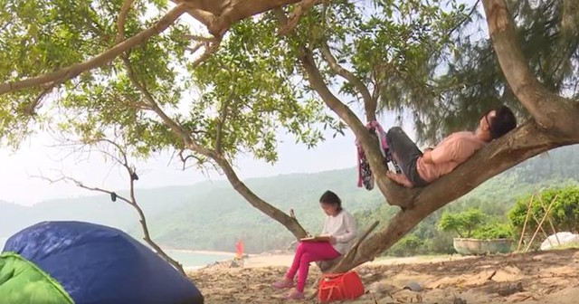 &ldquo;Bố ơi m&igrave;nh đi đ&acirc;u thế&rdquo; tập 41: Bị ng&atilde; trầy ch&acirc;n khi m&uacute;a l&acirc;n, bố Ph&uacute;c giục gi&atilde; mọi người đi t&igrave;m kiếm bố Lộc v&agrave; b&eacute; B&agrave;o Ngư - Ảnh 6.