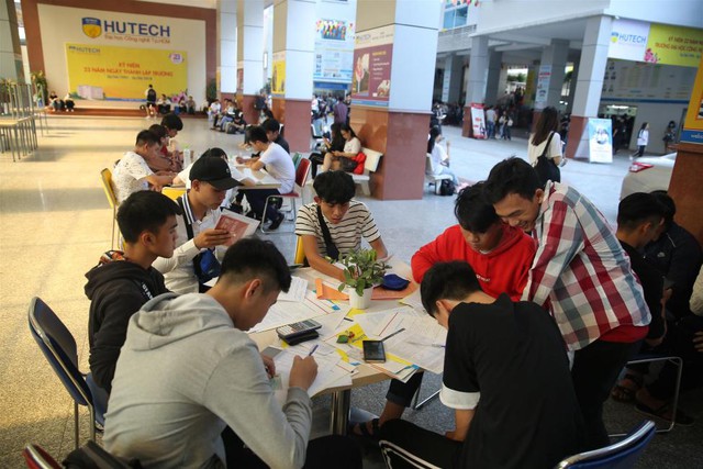 Thực hiện ngay ước mơ v&agrave;o đại học bằng phương thức x&eacute;t tuyển học bạ - Ảnh 1.