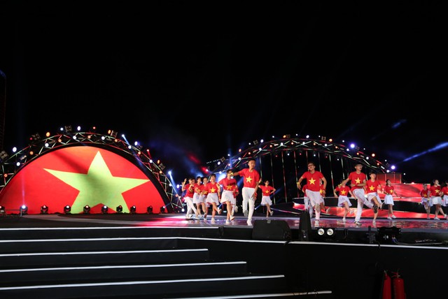 Sức h&uacute;t trẻ trung từ đội flashmob Phan Ch&acirc;u Trinh l&ocirc;i cuốn kh&aacute;n giả xem ph&aacute;o hoa Đ&agrave; Nẵng - Ảnh 2.