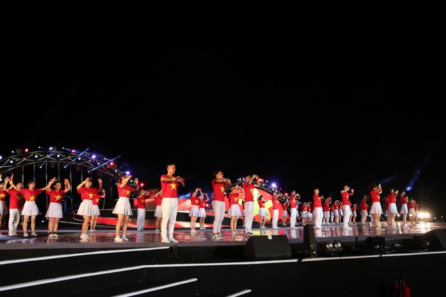 Sức h&uacute;t trẻ trung từ đội flashmob Phan Ch&acirc;u Trinh l&ocirc;i cuốn kh&aacute;n giả xem ph&aacute;o hoa Đ&agrave; Nẵng - Ảnh 3.