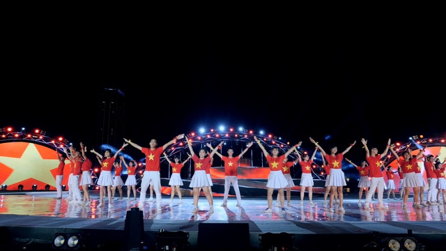 Sức h&uacute;t trẻ trung từ đội flashmob Phan Ch&acirc;u Trinh l&ocirc;i cuốn kh&aacute;n giả xem ph&aacute;o hoa Đ&agrave; Nẵng - Ảnh 4.