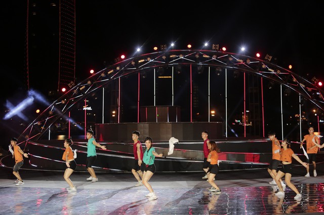 Đội flashmob Duy Tân khiến khán giả DIFF không ngừng nhún nhảy với vũ điệu đầy cuốn hút - Ảnh 4.