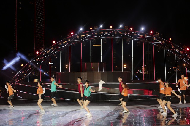 Đội flashmob Duy T&acirc;n khiến kh&aacute;n giả DIFF kh&ocirc;ng ngừng nh&uacute;n nhảy với vũ điệu đầy cuốn h&uacute;t - Ảnh 4.
