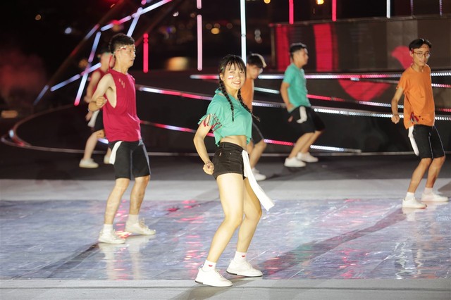 Đội flashmob Duy Tân khiến khán giả DIFF không ngừng nhún nhảy với vũ điệu đầy cuốn hút - Ảnh 5.