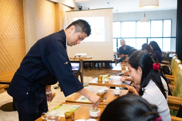 Truyền nhân 6 đời đến từ Nhật Bản làm giới trẻ “phát sốt” với nghệ thuật thưởng trà nghìn đô - Ảnh 7.