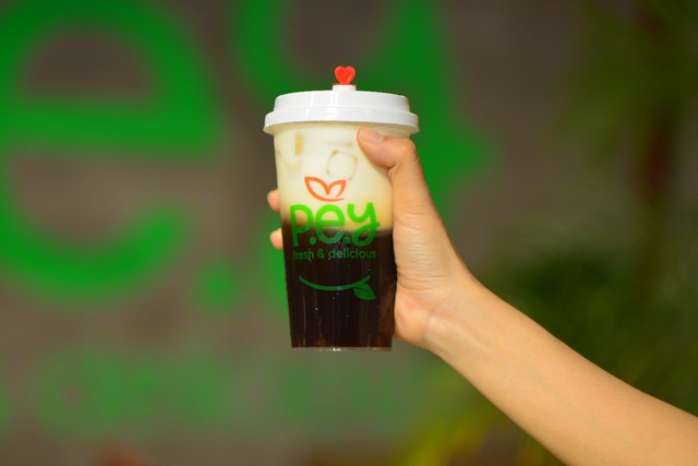 P.E.Y - Fresh and Delicious: Thương hiệu &ldquo;tr&agrave; sữa xứ Đ&agrave;i&rdquo; đang l&agrave;m mưa l&agrave;m gi&oacute; tại L&agrave;ng Đại Học, Thủ Đức - Ảnh 1.
