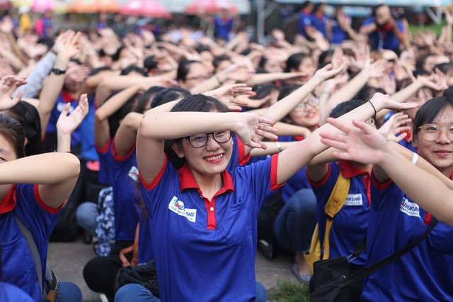 S&ocirc;i nổi lễ ra qu&acirc;n Tiếp sức m&ugrave;a thi 2018 tại TP.HCM - Ảnh 3.