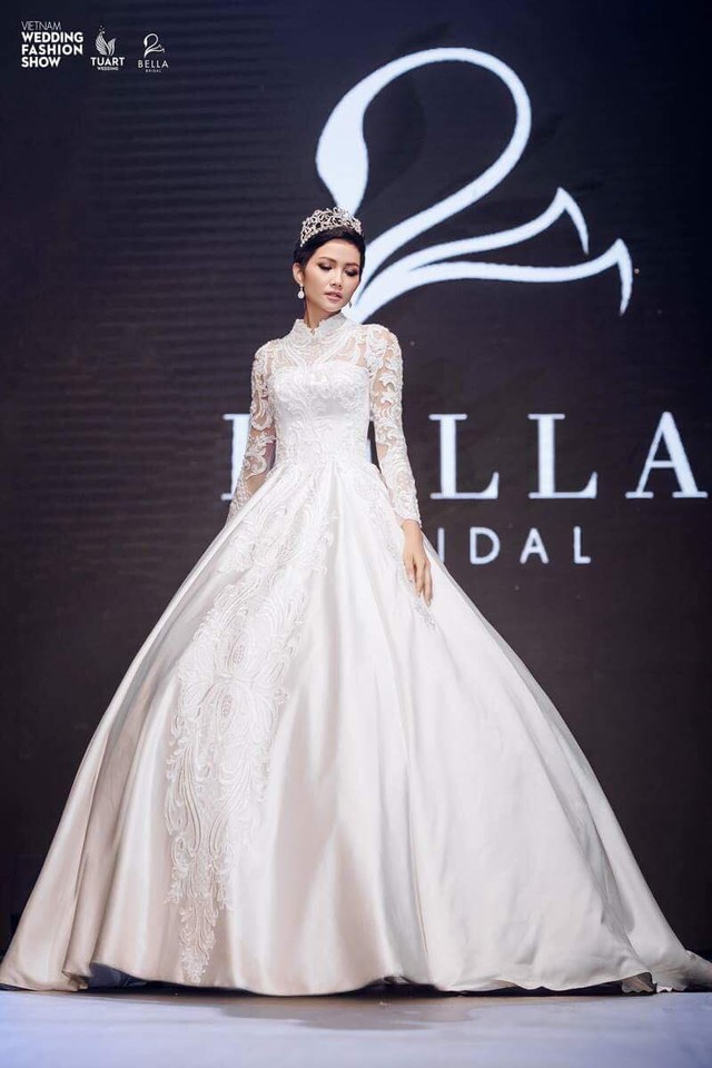 Việt Nam Wedding Fashion Show 2018 gây choáng ngợp - Đại chiến mỹ nhân tại hồ Hoàn Kiếm - Ảnh 2.