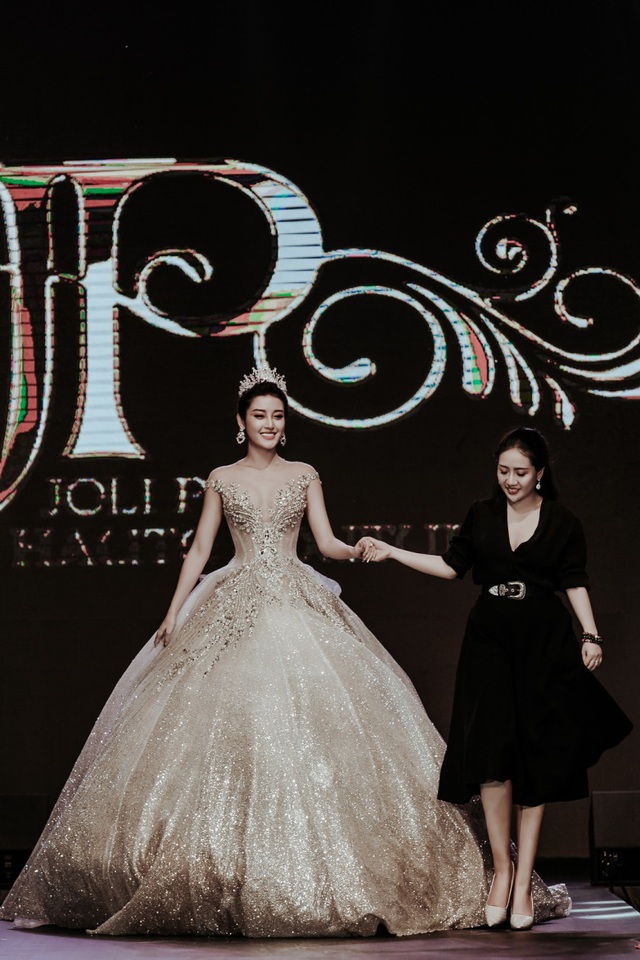 Việt Nam Wedding Fashion Show 2018 gây choáng ngợp - Đại chiến mỹ nhân tại hồ Hoàn Kiếm - Ảnh 4.