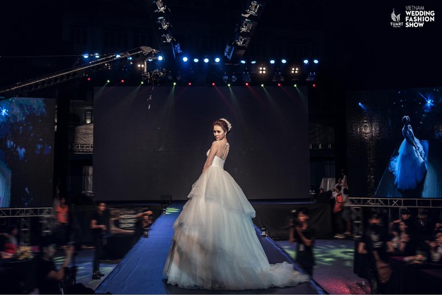 Việt Nam Wedding Fashion Show 2018 gây choáng ngợp - Đại chiến mỹ nhân tại hồ Hoàn Kiếm - Ảnh 6.