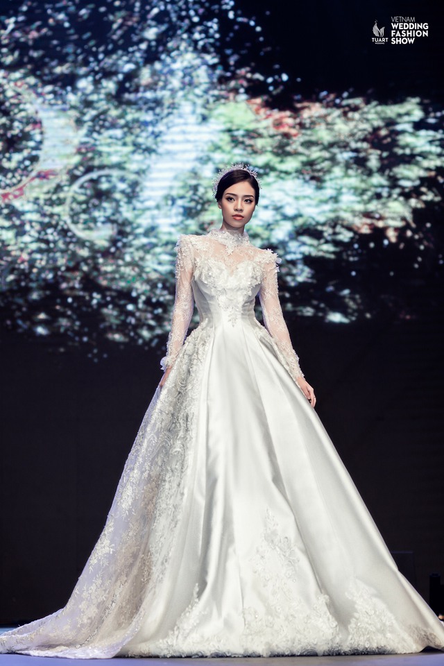 Việt Nam Wedding Fashion Show 2018 gây choáng ngợp - Đại chiến mỹ nhân tại hồ Hoàn Kiếm - Ảnh 12.