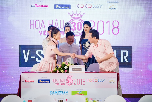 Dàn mỹ nhân khoe sắc trong lễ kí kết tài trợ trang phục chính của Hoa hậu Việt Nam 2018 - Ảnh 3.
